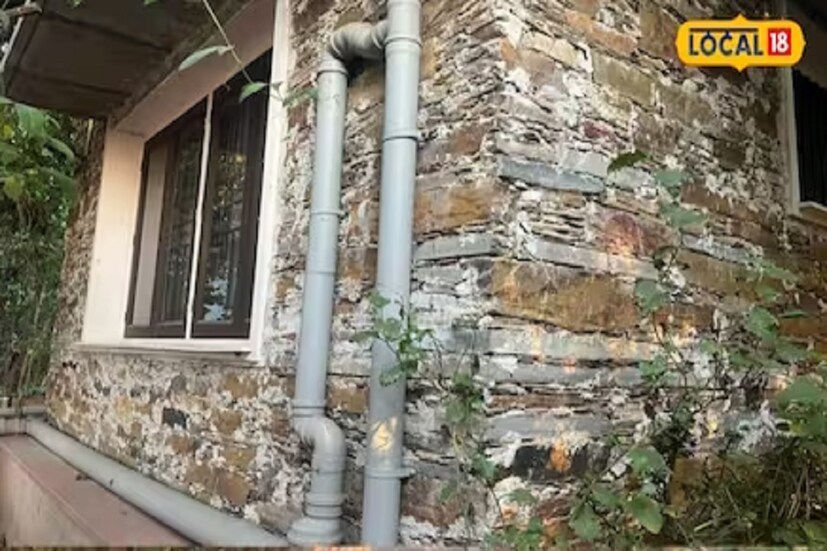 ২০১০ সালে দুঙ্গারপুরেই তাঁদের মেয়ের জন্ম হয়। তারপর সেখানেই স্থায়ী বাসস্থান তৈরির সিদ্ধান্ত নেন তাঁরা। আশিস এবং মধুলিকা বাড়িটি তৈরি করতে সমস্ত স্থানীয় উপকরণ ব্যবহার করেছেন, যেমন বলওয়াড়া পাথর, ঘুগরা পাথর এবং চুন। বাড়ির সমস্ত দেয়াল পাথরের তৈরি এবং গাঁথনি, প্লাস্টার এবং ছাদের ব্যালাস্টে চুন ব্যবহার করা হয়েছে। এর ফলে এই বাড়ির ভিতর ঠান্ডা। প্রচণ্ড গরমেও এসি তো দূর, পাখারও প্রয়োজন হয় না।