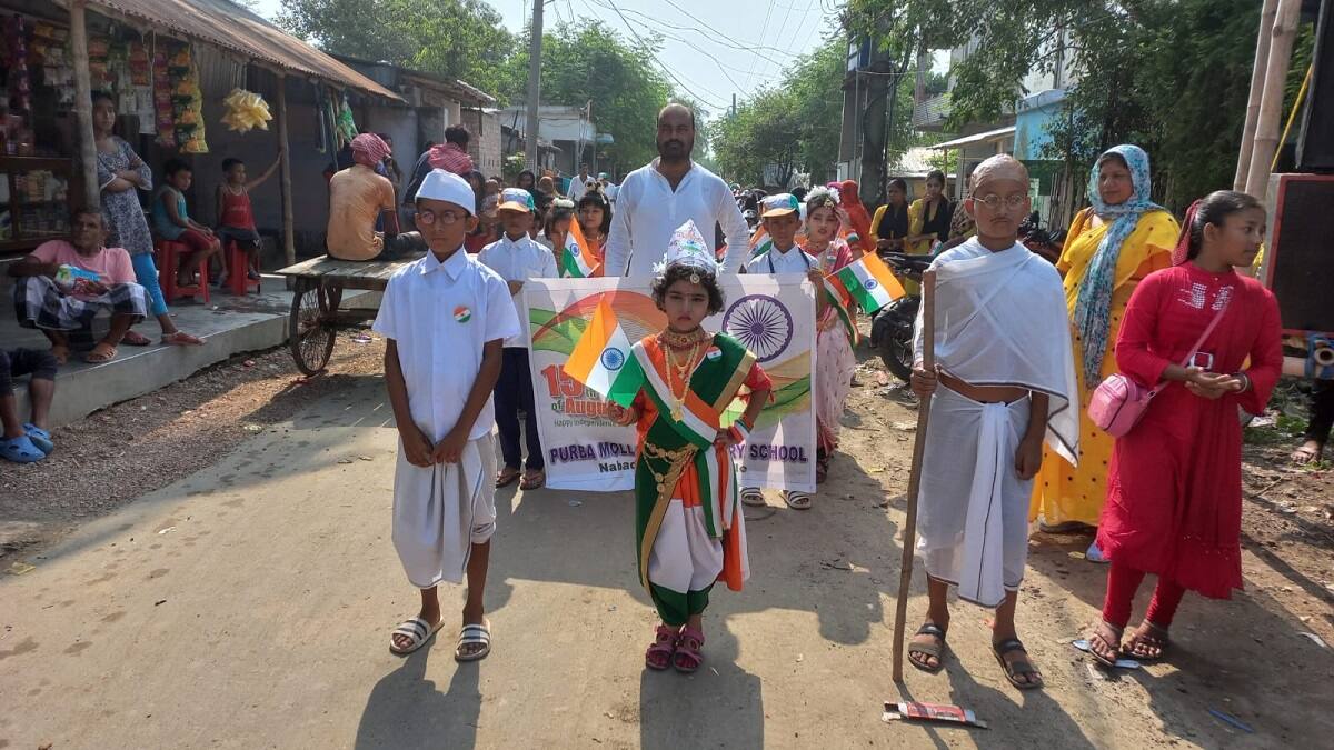 শুধু স্বাধীনতা দিবসের অনুষ্ঠান নয়, এর আগেও পড়ুয়াদের নিয়ে নানান উদ্ভাবনী ও গঠনমূলক কাজকর্ম করে নজরে এসেছে এই স্কুলটি।