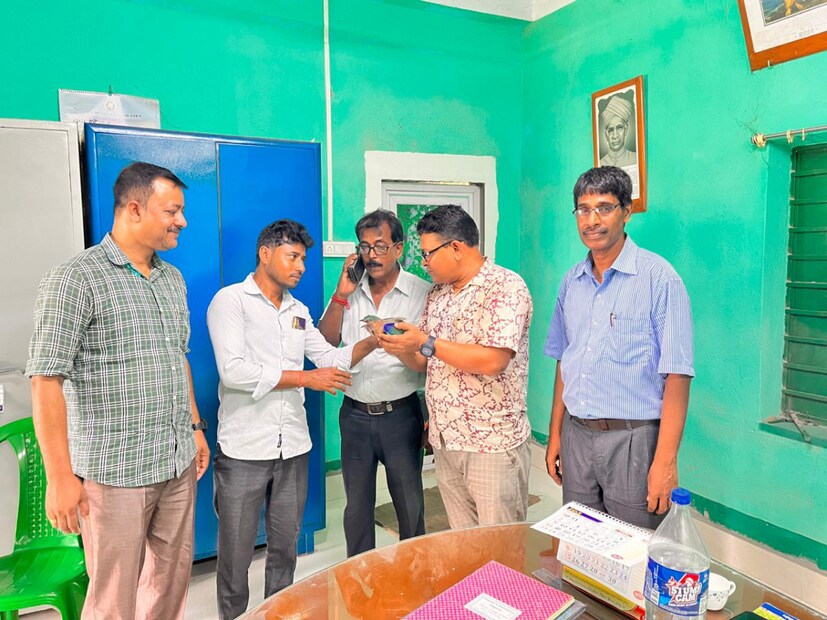 নীলকন্ঠ পাখির নামের সঙ্গে জড়িয়ে আছে মহাদেবের বঙ্গজ নাম। কিন্তু এই পাখির গলা নীল নয়, বরং হালকা বাদামি।( লেখা ও ছবি: নবাব মল্লিক)