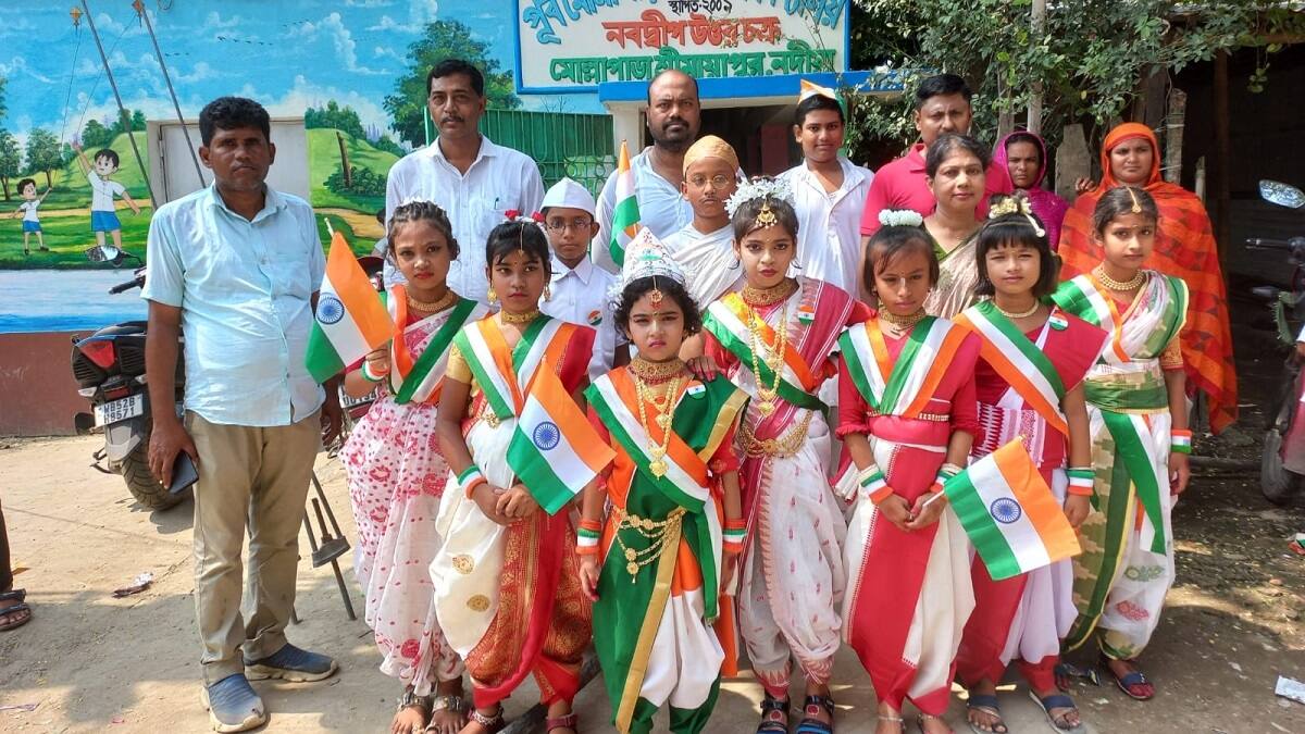 স্বাধীনতা দিবস উপলক্ষে স্কুলের এমন আয়োজনে খুশি সেখানকার ছোট ছোট পড়ুয়ারা। এমনই বিভিন্ন উদ্যোগের ফলে ওই স্কুলে পড়ুয়াদের উপস্থিতির হার অত্যন্ত ভাল বলে জানা গিয়েছে।