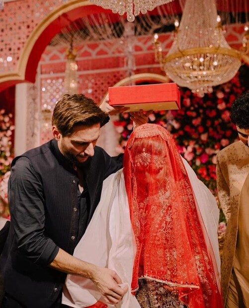গত বছর ডিসেম্বরে বড় কন্যা আকসার বিয়ে হয় নাসিরের সঙ্গে। চলতি বছরের জুলাই মাসে তাঁর ‘রুখসতি’ অনুষ্ঠিত হয়। অর্থাৎ কনে পাকাপাকি ভাবে নিজের পিত্রালয় ছেড়ে শ্বশুরবাড়িতে যান। আবেগপ্রবণ হয়ে সেই অনুষ্ঠানের ছবিই শেয়ার করেছেন প্রাক্তন ক্রিকেট তারকা। উজ্জ্বল ঘন লাল রঙের জমকালো ব্রাইডাল আউটফিটে অনবদ্য দেখাচ্ছিল শাহিদ-কন্যাকে। পাশে অল ব্ল্যাক লুকে ধরা দিয়েছেন খোদ শাহিদ।
