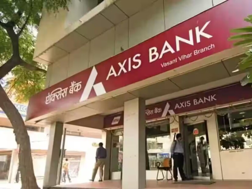 অ্যাক্সিস ব্যাঙ্ক ম্যাগনাস ক্রেডিট কার্ডে বার্ষিক ফি: ১ সেপ্টেম্বর থেকে অ্যাক্সিস ব্যাঙ্ক ম্যাগনাস ক্রেডিট কার্ডের জন্য ১২,৫০০ টাকা বার্ষিক ফি ধার্য করছে। এতদিন এই কার্ডের মাধ্যমে বছরে ২৫ লাখ টাকা খরচ করলে কোনও ফি দিতে হত না। এবার সেই নিয়ম বদলে যাচ্ছে। প্রত্যেককেই বার্ষিক ফি দিতে হবে।