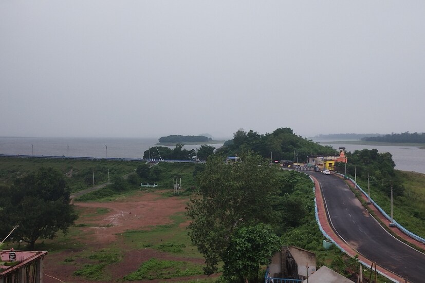 এদিন সর্বোচ্চ তাপমাত্রা থাকবে ৩২ ডিগ্রি সেলসিয়াস এবং সর্বনিম্ন তাপমাত্রা থাকবে ২৬ ডিগ্রি সেলসিয়াস। এদিন বৃষ্টিপাতের সম্ভাবনা প্রায় ৮০ শতাংশ। দুপুর দু’টো থেকে এবং সন্ধ্যা ৬টা থেকে রাত ৮টা পর্যন্ত রয়েছে বজ্রবিদ্যুৎ-সহ বৃষ্টিপাতের সম্ভাবনা। (নীলাঞ্জন বন্দ্যোপাধ্যায়)