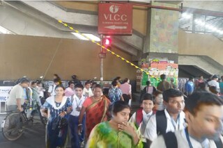 বেহালা চৌরাস্তা মোড়ে পথচারীদের জন্য বসানো হয়েছে ড্রপ গেট৷ 