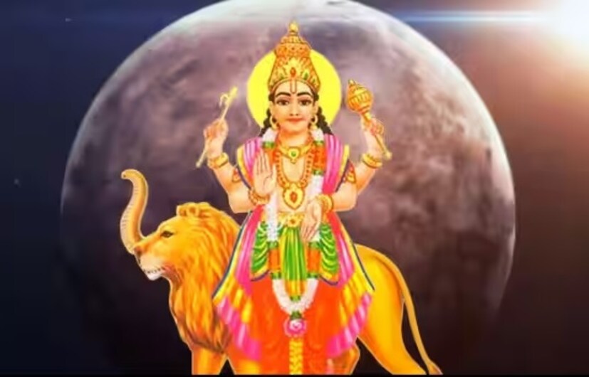 বুধ গোচর, ২০২৩- বুধকে বৈদিক জ্যোতিষশাস্ত্রে বুদ্ধিমত্তা এবং বক্তৃতা ইত্যাদির কারক গ্রহ হিসেবে বিবেচনা করা হয়। বুধ বর্তমানে সিংহ রাশিতে অবস্থান করছেন। আগামী ১৬ সেপ্টেম্বর, ২০২৩ তারিখে বুধ সকাল ১টা বেজে ৫০ মিনিটে রাশিতে অধিষ্ঠান করতে চলেছেন। (Disclaimer: প্রতিবেদনের লেখা তথ্য News18 বাংলার নিজস্ব মত নয় ৷ সঠিক ফল পাওয়ার জন্য বিশেষজ্ঞের সঙ্গে যোগাযোগ করুন ৷)