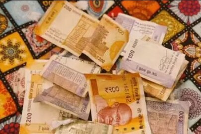 এমনই সব নোট রাখা ছিল উত্তরপত্রের মধ্যে৷ 