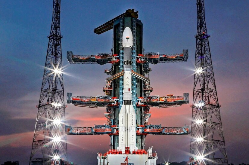 ISRO-র বিজ্ঞানী বিএইচ দারুকেশা বলেন, 'আশ্চর্যের বিষয় হল আমরা যা প্রত্যাশা করেছিলাম চন্দ্রপৃষ্ঠের কোনও কোনও অংশের উষ্ণতা তার চেয়ে অনেক বেশি। পৃথিবীতে, এমন বৈচিত্র্য খুব কমই আছে। চন্দ্রযান ৩-এর প্রথম অনুসন্ধান খুবই আকর্ষণীয়।’ তিনি জানান, পৃথিবীতে উষ্ণতার তারতম্য এতটা বেশি হয় না। ভূগর্ভে দুই থেকে তিন সেন্টিমিটার গভীরে গেলে উষ্ণতার তারতম্য খুব একটা ঘটে না। চাঁদে প্রায় ৫০ ডিগ্রির ফারাক ঘটে যাচ্ছে। এটা খুবই চমকপ্রদ বিষয়।  দক্ষিণ মেরুর আশপাশে চাঁদের বিভিন্ন অংশের তাপমাত্রার ঘোরাফেরা করছে ৭০ ডিগ্রি সেলসিয়াস থেকে মাইনাস ১০ ডিগ্রি সেলসিয়াস পর্যন্ত। 