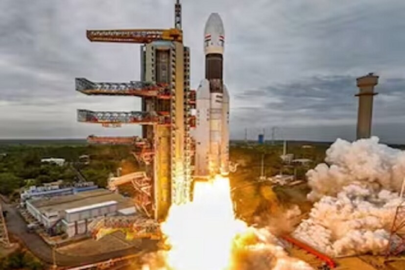  ইসরোর চন্দ্রযান-৩ অভিযানের সাফল্যের পরে সারা দেশের মানুষের নজরে নতুন করে চলে এসেছেন ইসরোর বিজ্ঞানীরা। ইসরোতে সারা দেশ থেকেই অনেক বিজ্ঞানী ও ইঞ্জিনিয়াররা কাজ করতে আসেন। উল্লেখযোগ্য ভাবে ইসরোতে কর্মরত ইঞ্জিনিয়ারদের মধ্যে অধিকাংশই দেশের অন্যতম সেরা শিক্ষাপ্রতিষ্ঠান আইআইটির শিক্ষার্থী। তবে ভারতে এমন একটি ইঞ্জিনিয়ারিং কলেজ রয়েছে যার ৭ জন প্রাক্তন শিক্ষার্থী বর্তমানে চন্দ্রযান-৩ দলে অত্যন্ত গুরুত্বপূর্ণ পদে ছিলেন। এর মধ্যে ইসরোর প্রধান বিজ্ঞানী এস সোমনাথ। তাই এই কলেজকে অনেকেই বিজ্ঞানী তৈরির কারখানা বলেও অভিহিত করছেন।