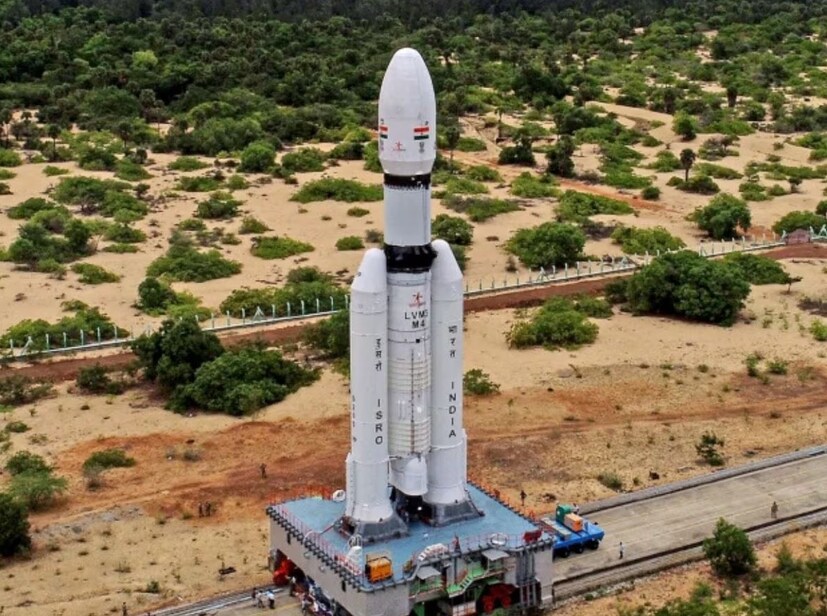  এমন তথ্য সারা পৃথিবীকে প্রথম জানাল ভারতের চন্দ্রযান ৩।  ISRO যে গ্রাফটি প্রকাশ করেছে তাতে স্পষ্ট দেখা যাচ্ছে বিক্রম পেলোড চন্দ্রগর্ভে বিভিন্ন গভীরতায় অনুসন্ধান চালাচ্ছে, সেই গভীরতায় চন্দ্র পৃষ্ঠের তাপমাত্রা কেমন। চার্ট-এ দেখা যাচ্ছে, চাঁদের মাটিতে যেখানে তাপমাত্রা প্রায় ৫০ ডিগ্রি সেলসিয়াস, সেখানেই মাত্র ৮ সেন্টিমিটার গভীরে তাপমাত্রা দেখা যাচ্ছে মাইনাস ১০ ডিগ্রি সেলসিয়াস। আবার চন্দ্রপৃষ্ঠ থেকে ২০ সেন্টিমিটার উচ্চতায় গেলেই তা ৬০ ডিগ্রি ছুঁয়ে ফেলছে।