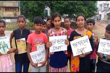 এতো পড়া যেন খেলা! খোলা আকাশের নিচেই চলছে পড়াশুনা
