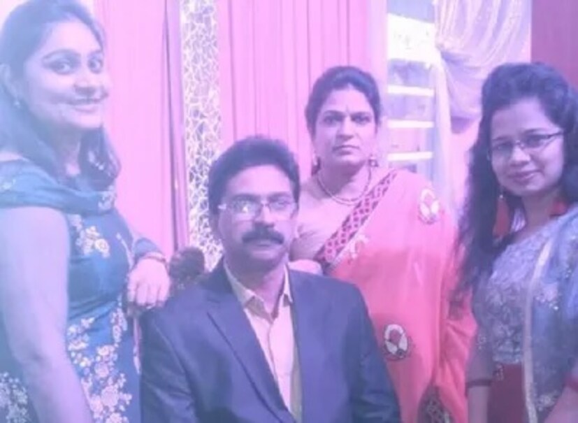  বাড়ির বাইরের সিসিটিভি ফুটেজ থেকে জানা যায় যে, ঘটনার দিন বাইরে থেকে বাড়িতে কেউ আসেননি। বরং দেখা যায়, পরিবারেরই কয়েক জন সদস্য ছোট্ট বসার জায়গা এবং তার নিয়ে বাড়িতে ঢুকছেন। তদন্তে আরও তথ্য বেরিয়ে আসে। ভগবানকে তুষ্ট করার জন্যই কিছু আচার পালন করছিলেন ওই পরিবারের সদস্যরা। তাঁদের বিশ্বাস ছিল, ওই আচার পালন করতে করতে বেঁচে যাবেন। কিন্তু দুর্ভাগ্যবশত সেটা হয়নি। 