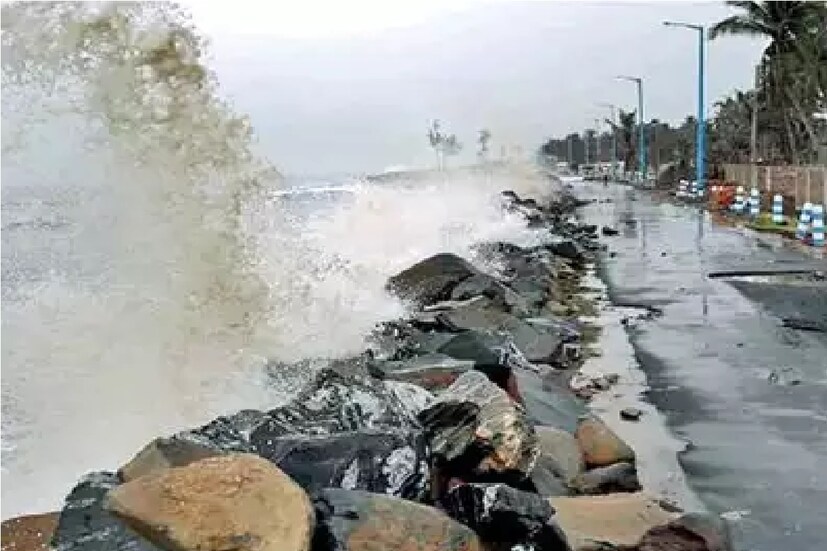 সপ্তাহের শুরুর দিক হওয়ায় দিঘায় পর্যটকের ভিড় নেই সেইরকম। তবে যাঁরা আছেন, তাঁরা বেশ উপভোগ করছেন প্রকৃতির এইরম হিংস্র রূপ।