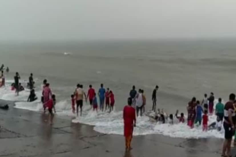 এদিন সকাল থেকেই প্রবল জলোচ্ছ্বাস লক্ষ্য করা গেল দিঘায়। আর জলোচ্ছ্বাসে ভিজে আনন্দে আত্মহারা পর্যটকেরা। জেলা তথা রাজ্যের অন্যতম জনপ্রিয় পর্যটন কেন্দ্র দিঘা বর্ষা সব ঋতুতেই সমান জনপ্রিয় পর্যটকদের কাছে। 