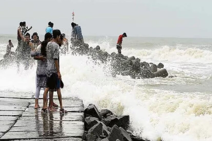 সমুদ্রের এই ভয়ঙ্কর রূপ দেখতে সৈকত সরণীতে হাজির হয় পর্যটকেরা। হাওয়ায় জোয়ারের সময় উত্তাল সমুদ্র। বড় বড় ঢেউ গার্ড ওয়াল টপকে আছড়ে পড়ে সৈকত সরণীতে। 