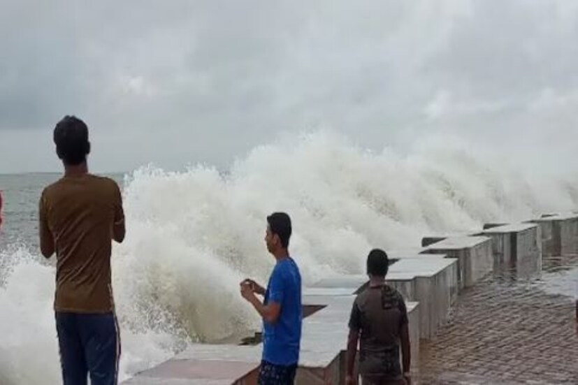 সমুদ্রের জলোচ্ছ্বাস বর্ষাকালে দিঘায় পর্যটকদের আরও বেশি আকর্ষণীয় করে তোলে। সমুদ্রের এই ভয়ঙ্কর সুন্দর রূপে মজে ওঠে পর্যটকেরা। 