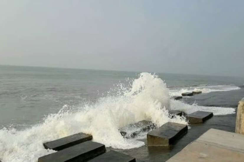 পর্যটকরা এলেও সমুদ্র স্নানে নিষেধাজ্ঞা জারি করা হয়েছে। এদিন সকালে ঝড়ো হাওয়ার ফুলে ওঠেছে সমুদ্রের জল। 