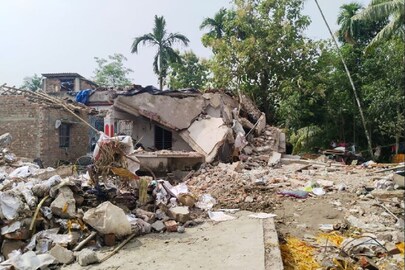 এভাবেই ধ্বংসস্তূপে পরিণত হয়েছে বিস্ফোরণস্থল৷ ছবি- জিয়াউল আলম