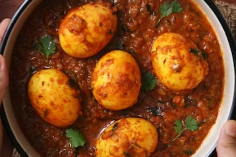 মশলা কষানো হয়ে গেলে তাতে নারকেল দুধ ও বাদাম বাটা মিশিয়ে জ্বাল দিন। কিছুক্ষণ পর ঝোল ঘন হয়ে আসবে। টেলে রাখা জিরা গুঁড়া ও গরম মশলার গুঁড়ো ছিটিয়ে দিয়ে কিছুক্ষণ হালকা আঁচে দমে রাখুন। ঝোল মাখামাখা হয়ে এলে ডিমগুলো দিয়ে দিন। উপর থেকে ধনেপাতা ছড়িয়ে নামিয়ে নিন। তৈরি ডিমের মালাইকারি।