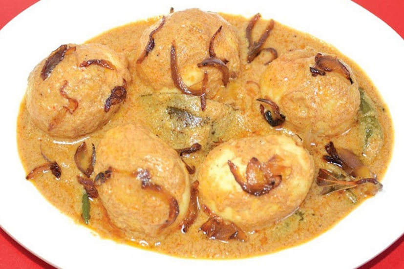 ডিমের মালাইকারি তৈরি করতে লাগবে ডিম- ৪টি, পেঁয়াজ বাটা- ২ চা চামচ, রসুন বাটা- ১ চা চামচ, আদা বাটা- ১/২ চা চামচ, ধনে গুঁড়ো- ১ চা চামচ, বাদাম বাটা- ২ চা চামচ, নারিকেল দুধ- ১/২ কাপ, মরিচের গুঁড়ো- ১ চা চামচ, হলুদ গুঁড়ো- ১ চা চামচ, টমেটো কুচি- ১/২ কাপ, তেল- ৩ চা চামচ, লবণ- স্বাদ অনুযায়ী, কাঁচা মরিচ বাটা- ১ চা চামচ, জিরা গুঁড়া- ২ চা চামচ, গরম মসলার গুঁড়া- ১ চা চামচ, ধনেপাতা- সাজানোর জন্য।