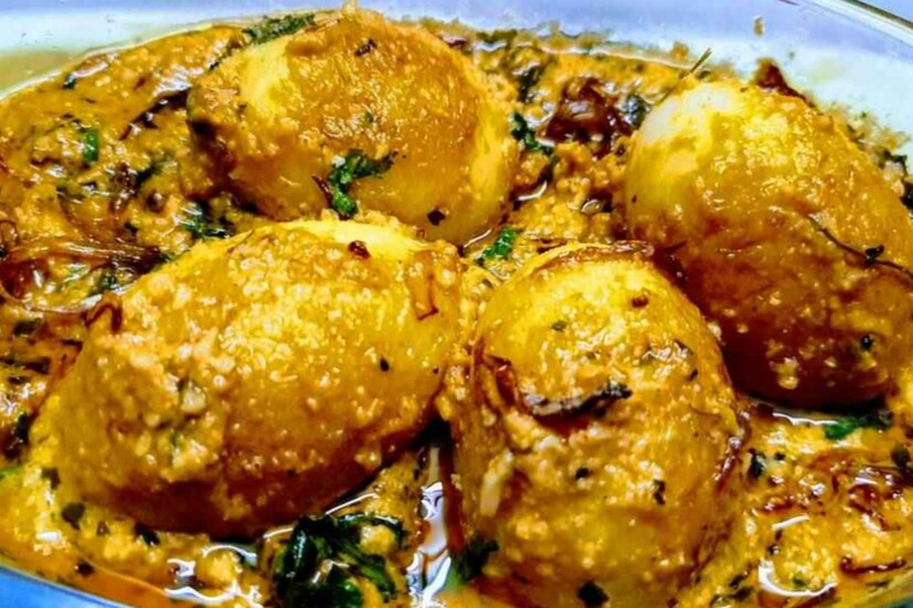 উপকরণ জোগার করার পর জানা যাক কীভাবে তৈরি করবেন ডিমের মালাইকারি। ডিম সেদ্ধ করে নিয়ে দুই ভাগ করে কেটে আলাদা পাত্রে তুলে রাখুন। একটি প্যানে তেল গরম করে তাতে পেঁয়াজ বাটা, রসুন বাটা ও আদা বাটা দিয়ে ভালোভাবে কষিয়ে দিন।