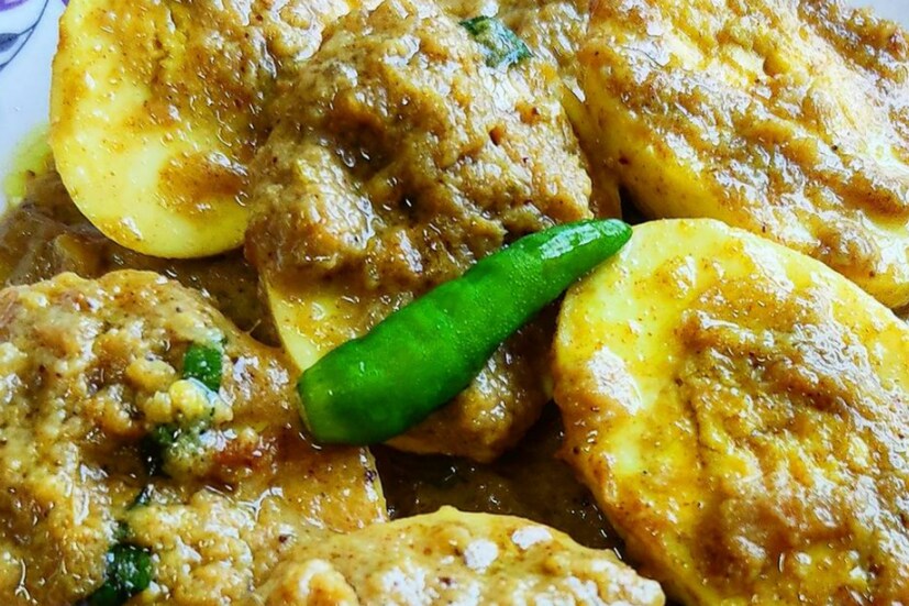 মশলার কষানোর সময় একটু জল যোগ করতে পারেন যাতে মসলাগুলো না পুড়ে যায়। এবার তাতে লবণ, হলুদ গুঁড়া, মরিচের গুঁড়া, ধনিয়া গুঁড়া, টমেটো কুচি ও কাঁচা মরিচ বাটা দিয়ে দিন। মাঝারি আঁচে সময় নিয়ে সব মসলাগুলো একসাথে ভুনা করে নিন।