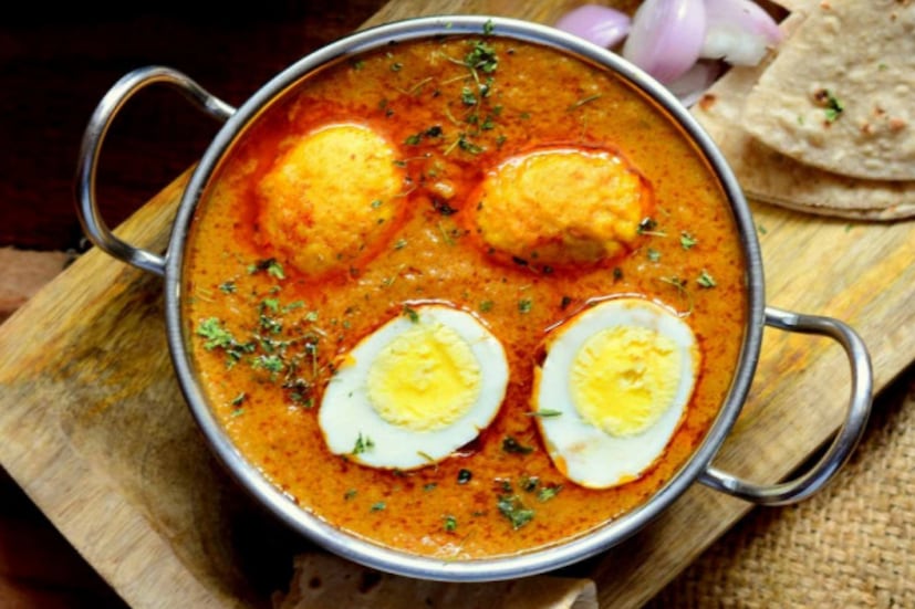 মালাইকারি মানেই ভিন্ন রকম স্বাদ। এটি তৈরি করা যায় ডিম দিয়েও। অতিথি আপ্যায়নে বা উৎসবে এই পদটি রাখা যেতে পারে। সচরাচর ডিমের মালাইকারি পদটি অনেকেই করেন না। তাই ডিমের মালাইকারি অন্যান্য আইটেমের সঙ্গে অতিথিদের দিলে নতুনত্ব হতে পারে।