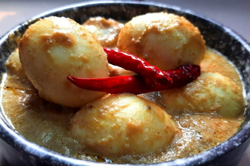 পরিমান মতো জল দিয়ে ঢাকা দিন। ফুটে ফুটে তেল ছেড়ে গেলে গ্যাস বন্ধ করে মিঠা আতর এক ফোঁটা আর একটু গোলাপজল দিয়ে দিন। তৈরি ডিমের রেজালা।