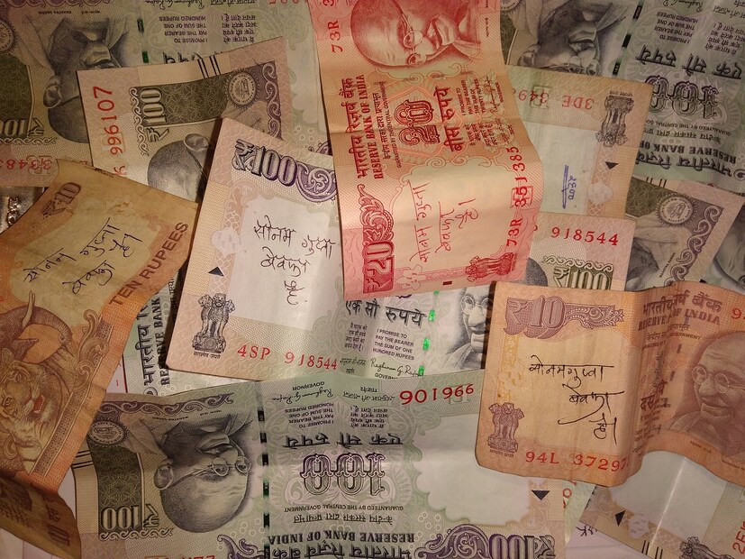 এর জন্য আপনাকে 7738299899 এই নম্বরে EPFOHO UAN ENG লিখে পাঠাতে হবে। আপনি হিন্দিতে তথ্য চাইলে EPFOHO UAN HIN লিখে পাঠাতে পারেন। পরিষেবাটি ইংরেজি, পাঞ্জাবি, মারাঠি, হিন্দি, কন্নড়, তেলেগু, তামিল, মালায়ালাম এবং বাংলা ভাষায় উপলব্ধ রয়েছে। 