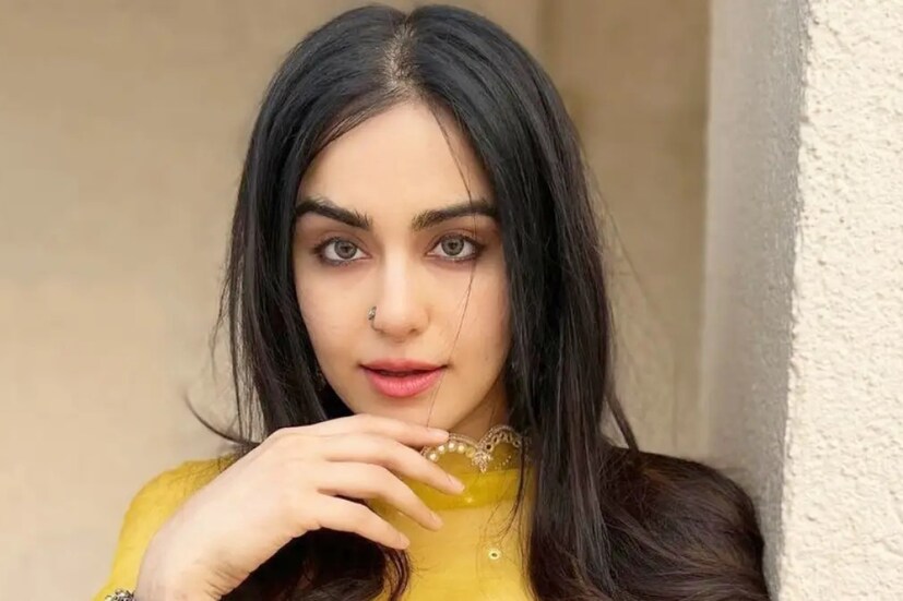 সম্প্রতি নিজের সোশ্যাল মিডিয়ার পাতায় একগুচ্ছ ছবি শেয়ার করেছেন আদা৷ ছবিতেই দেখা গেছে হাতে-পায়ে লাল চাকা চাকা, সারা শরীরে ছড়িয়ে পড়েছে অ্যালার্জি৷  জানা গেছে, অ্যালার্জি ও ডায়রিয়ার কারণে হাসপাতালে ভর্তি হতে হয়েছিল আদাকে৷ সাময়িক বিরতি নিয়ে কাজে ফিরতে চান আদা৷ 