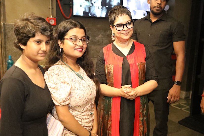 করণ জোহরের ছবির যেমন বড় চমক রণবীর সিং এবং আলিয়া ভাট, তেমনই ধর্মেন্দ্র ও শাবানা জুটিও সকলের মুখে মুখে৷ এছাড়াও বাংলার দুই অভিনেতা টোটা রায় চৌধুরী ও চূর্নী গঙ্গোপাধ্যায়ও নজরকাড়া৷