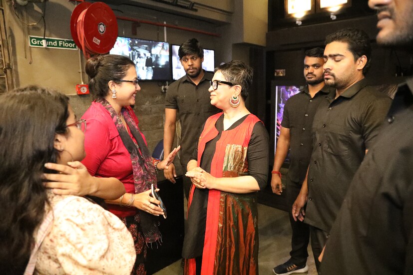 বাঙালি অভিনেত্রী চূর্ণী গঙ্গোপাধ্যায় এবং টোটা রায় চৌধুরী সম্প্রতি মুক্তিপ্রাপ্ত বলিউড সিনেমা 'রকি অউর রানি কি প্রেমকাহিনি'-র সাফল্যে রবিবার সন্ধ্যায় প্রিয়া সিনেমা হল পরিদর্শন করতে গিয়েছিলেন।