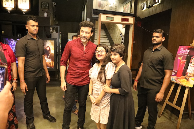  'রকি অউর রানি কি প্রেমকাহিনি' ছবিতেই বাংলা দুই তারকার অভিনয় নজর কেড়েছে ভক্তদের৷ ছবিতে অভিনেত্রী আলিয়া ভাটের বাবা ও মায়ের ভূমিকায় অভিনয় করতে দেখা গেছে টোটা ও চূর্ণীকে৷