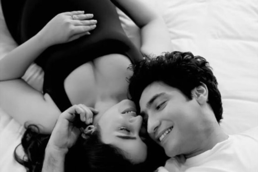  কলকাতার এক পাঁচতারা হোটেলে ফোটোশ্যুটে নজর  কেড়েছেন গৌরব ও ঋদ্ধিমা৷ বউকে জাপটে ধরে ভালবাসায় ভরিয়ে দিয়েছেন হবু বাবা৷ আদরে মাখামাখি এই ছবি নেটদুনিয়ায় ভাইরাল হতেই কমেন্টের বন্যা৷ 