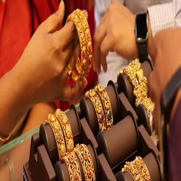 ৬. চিন— সোনা কেনায় চিন এখন বিশ্বে অন্যতম আগ্রহী। তাদের ভাঁড়ারে রয়েছে ২,১১৩ টন সোনা। অতিরিক্ত সোনা সঞ্চয় করে মার্কিন ডলারকে গুরুত্বহীন করাই এই দেশের লক্ষ্য।