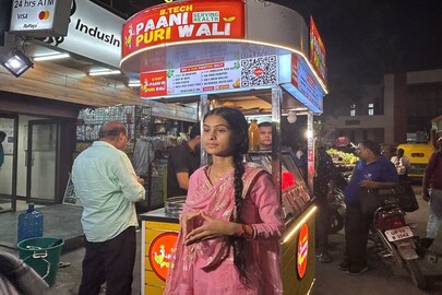 বুলেট চালিয়ে ফুচকা বেচেন ‘বি.টেক পানিপুরি-ওয়ালি’! জেনে নিন তাঁর আসল পরিচয় বুলেট চালিয়ে ফুচকা বেচেন ‘বি.টেক পানিপুরি-ওয়ালি’! জেনে নিন তাঁর আসল পরিচয়