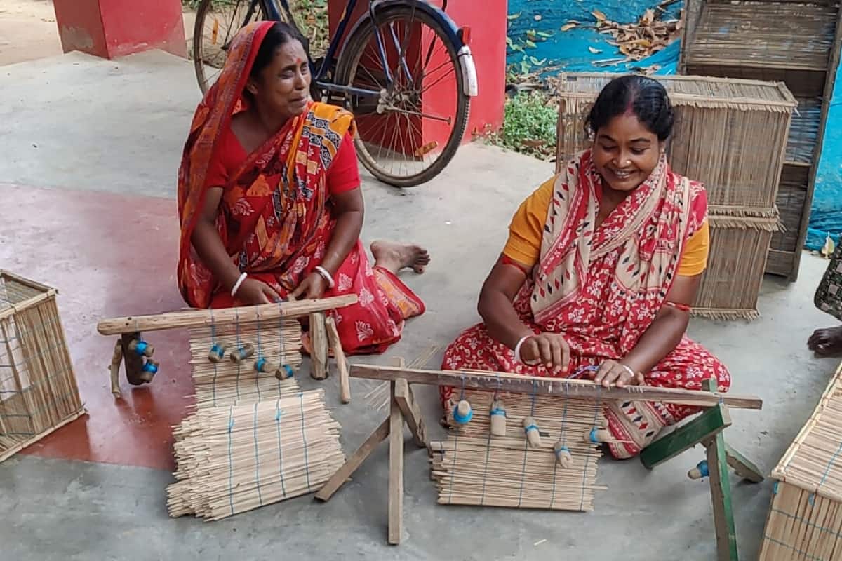 এই কাজের সঙ্গে যুক্ত থাকা গ্রামের গৃহবধূদের কথায়, বিত্তি বানানোর পর ঠিক মতো বিক্রি না হওয়ায় এই কাজ চালিয়ে যাওয়া কঠিন হয়ে যাচ্ছে। প্রতিবছর বৈশাখ মাস থেকে এই বিত্তি বিক্রির মরশুম শুরু হয় এবং যা চলে দুর্গাপুজা পর্যন্ত। বছরের বাকি সময় তাঁরা অনেকেই যুক্ত থাকেন চাষবাসের সঙ্গে। এই গ্রামে পুরুষদের পাশাপাশি মহিলারাও পাল্লা দিয়ে এই কাজ করেন। 