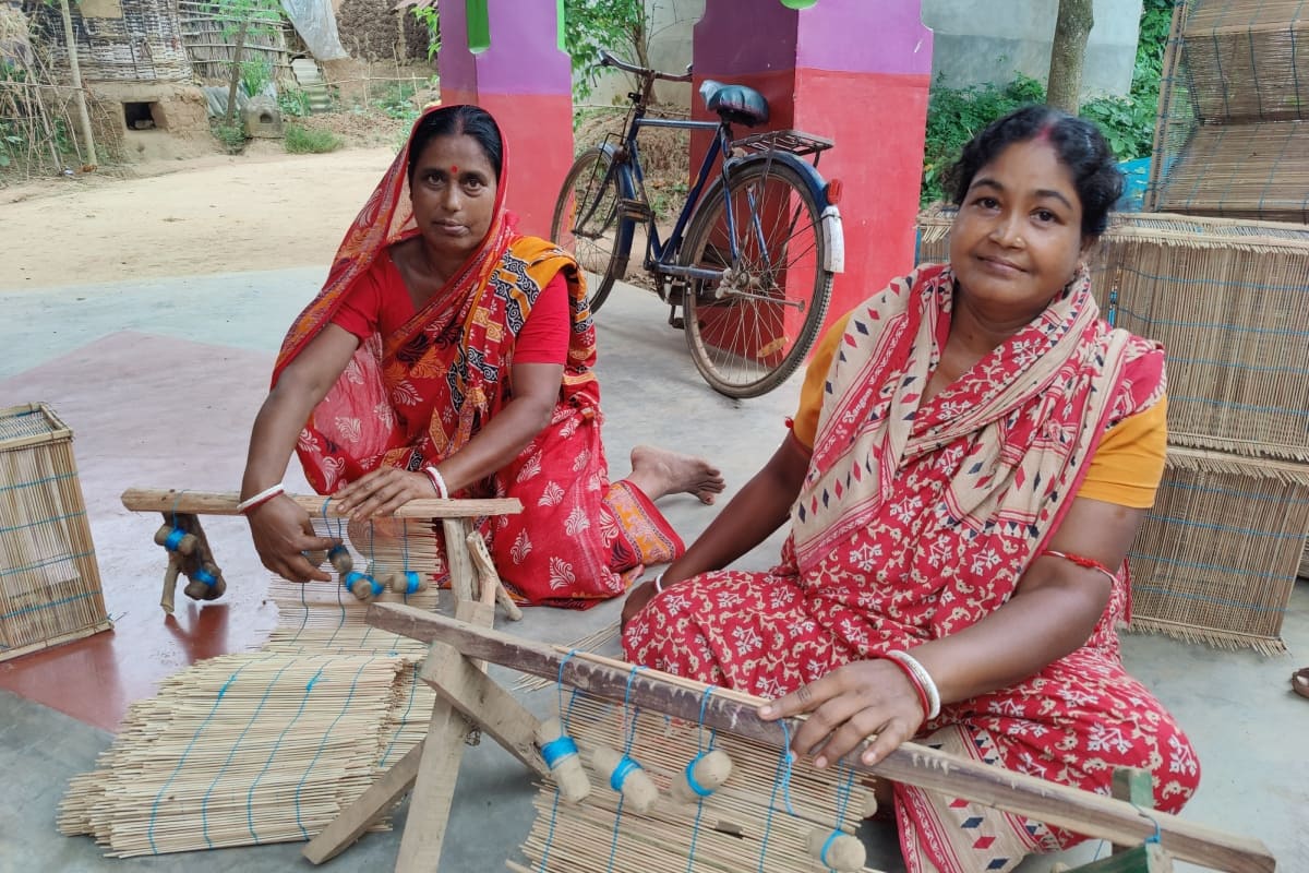 মাছ ধরার এই বিত্তি বানানোর পদ্ধতি প্রসঙ্গে এক শিল্পী বলেন, ‘‘প্রথমে বাঁশ কেটে আনতে হয়। সেই বাঁশ টাকে কেটে কুটি কুটি করে কাঠি তৈরি করতে হবে। তারপর কাঠি জলে ভেজাতে হবে। আবার কাঠিগুলোকে শুকোতে হবে। এরপর কাঠিগুলোকে মেজে তারপর বুনতে হবে।’’