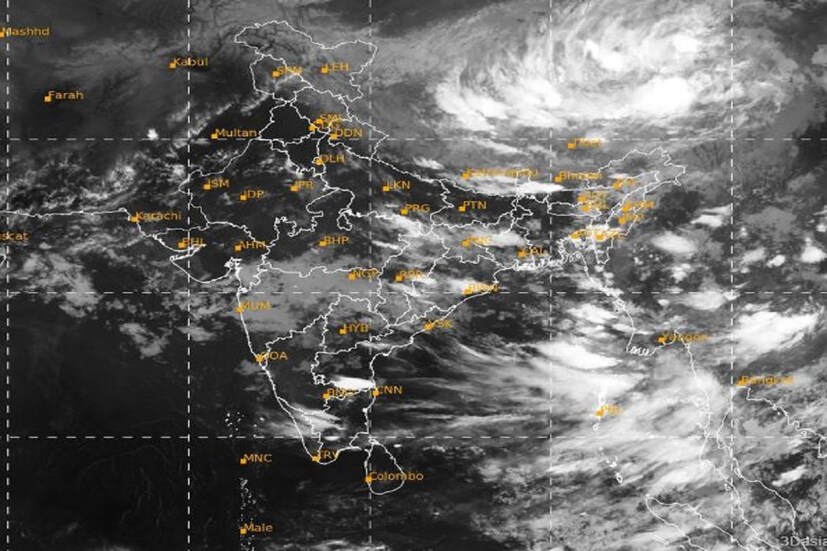 এই ঘূর্ণাবর্তের জেরে গোটা দক্ষিণবঙ্গের সবকটি জেলাতেই একধাক্কায় বৃষ্টিপাতের পরিমাণ বেড়ে যাবে৷ যেখানে কলকাতা সহ দক্ষিণবঙ্গের একাধিক জেলায় নিয়মিত ভাবেই হালকা ও বিক্ষিপ্তভাবে বৃষ্টি হচ্ছিল, সেখানে একধাক্কায় মাঝারি থেকে ভারী বৃষ্টি হবে৷ Photo Courtesy- IMD/Weather Update 