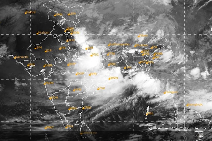 এদিকে এরপর এই নিম্নচাপ বাংলাদেশ থেকে গাঙ্গেয় পশ্চিমবঙ্গের উপর দিয়ে বিস্তৃত থাকছে৷