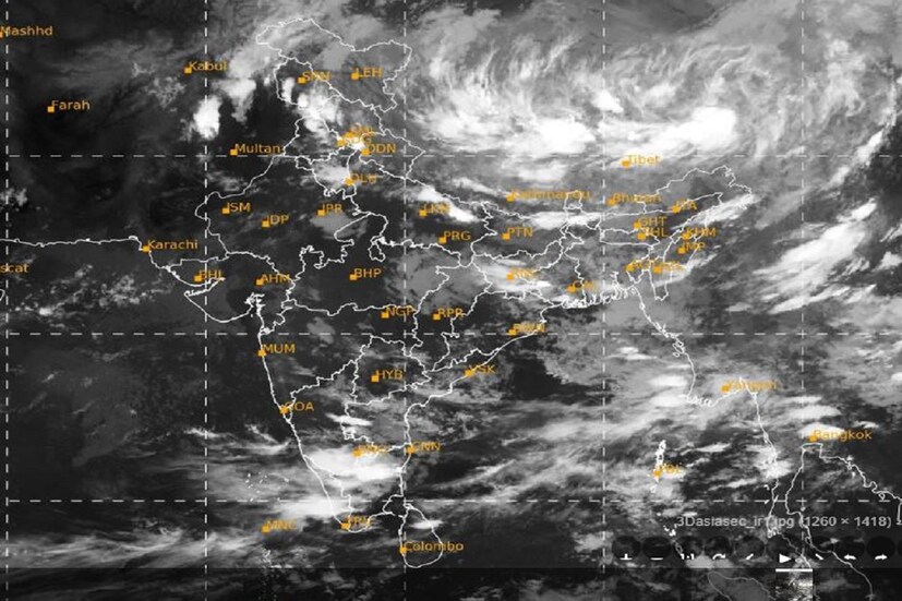 এদিকে হিমালয় পাদদেশ সংলগ্ন এলাকা দিয়ে মৌসুমী অক্ষরেখা বিস্তৃত রয়েছে৷ যা আরও আগামী চার পাঁচ দিন একই অবস্থানে থাকবে , যা দেশের মৌসুমী বায়ুর কার্যকলাপকে নিয়ন্ত্রণ করবে৷