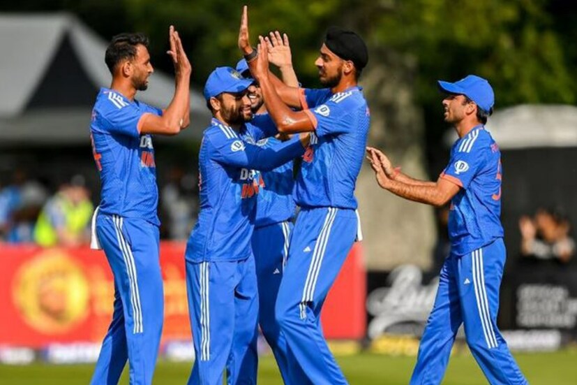 তবে ভারত বনাম আয়ারল্যান্ডের তৃতীয় টি-২০ ম্যাচে বরুণ দেবের ইচ্ছে ছিল একটু অন্য। সকাল থেকে আবহাওয়া খারাপ না থাকলেও ম্যাচ শুরুর কিছু আগে থেকেই পরিবর্তন হয় আবহাওয়ার। শুরু হয় বৃষ্টি।