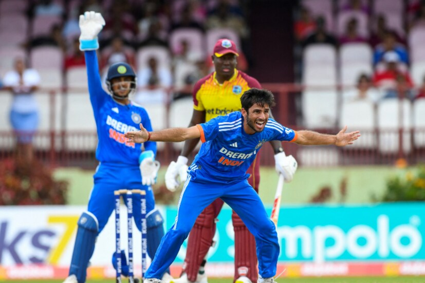 ফলে তৃতীয় টি-২০ ম্যাচে ভারতীয় দলে একাধিক পরিবর্তন হওয়ার একটা সম্ভাবনা তৈরি হয়েছে। এমনিতেই প্রতিপক্ষকে হাল্কাভাবে নেওয়া, অতির্কিত পরীক্ষা-নিরীক্ষা, সর্বপরি দলে সিনিয়র ক্রিকেটারদের অভাবেপ খেসারত পরপর ২ হার দিয়ে দিতে হয়েছে ভারতকে। তৃতী ম্যাচে বেস্ট ইলেভেনই নামাতে চাইছেন রাহুল দ্রাবিড়।