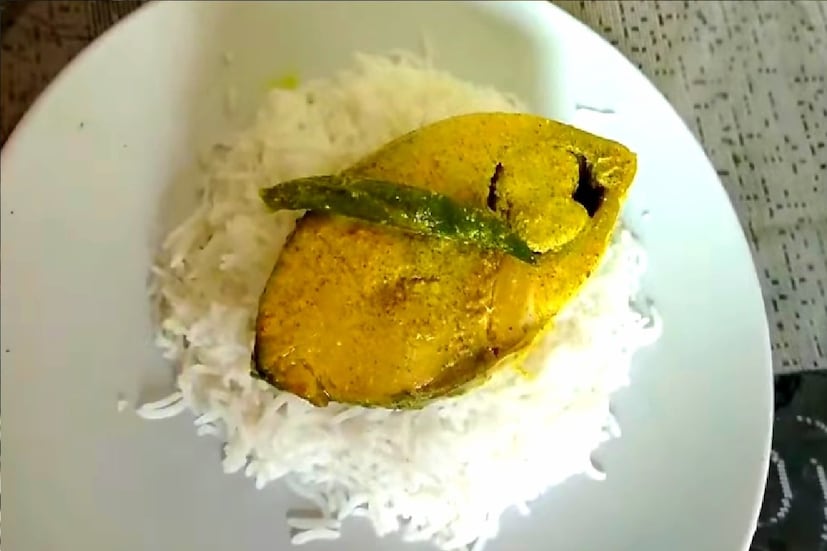 *৪০০-৫০০ টাকা থেকে শুরু হলেও, ১০০০-১২০০ টাকায় মিলছে ডিমওয়ালা মাছ। তবে, ২০০০ টাকার উপরেও রয়েছে বিশালাকার ইলিশ মাছ। ফলে মানুষ ইলিশ খাচ্ছেন জমিয়ে।