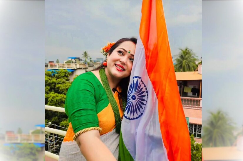 সাদা শাড়ি, তেরঙ্গা গয়না, কপালে মানাসই টিপ। দেশের পতাকা নিয়ে লেন্স বন্দি অপরাজিতা আড্য। যেমন মায়ের কোলে মাথা রেখে সন্তান বৃহত্তর পৃথিবীর স্বপ্ন দেখে, তেমনই স্বপ্নে যেন বিভোর অভিনেত্রীর, আর দেশমাতৃকা যেনো তাঁকে আগলে রেখেছেন। 