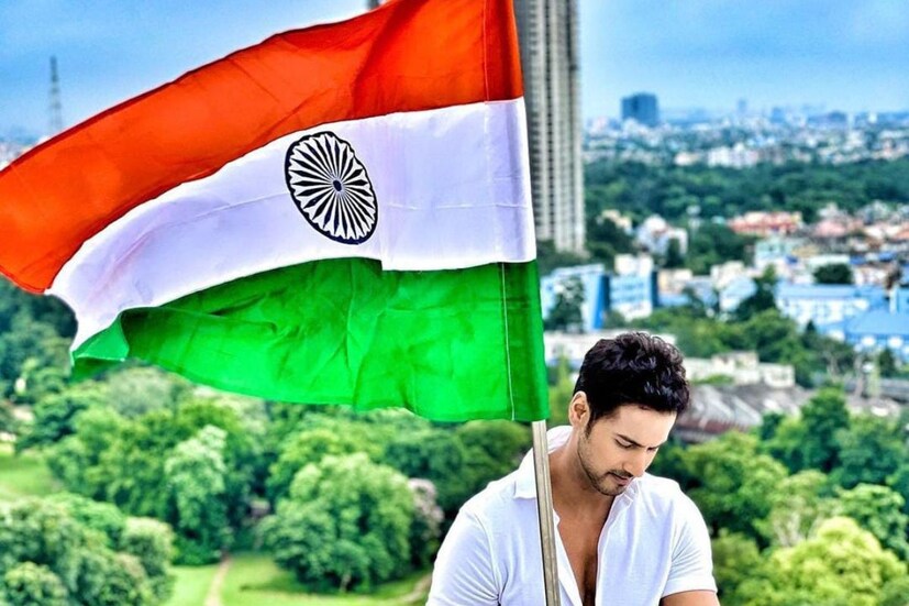 দেশের পতাকা হাতে সাদা পোশাকে ছবি পোস্ট করে নিয়েছেন অভিনেতা যশ দাশগুপ্ত।