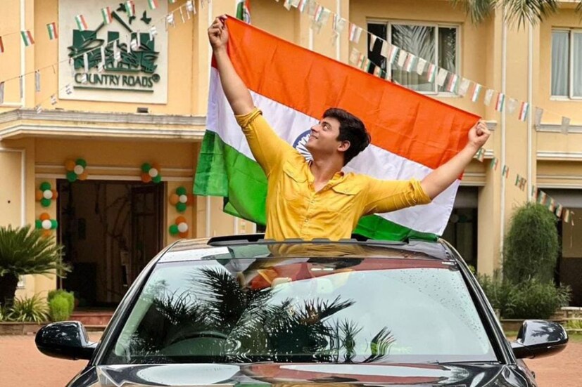 দেশের পতাকা হাতে ছবি শেয়ার করে নিয়েছেন দিব্যজ্যোতি দও। 
