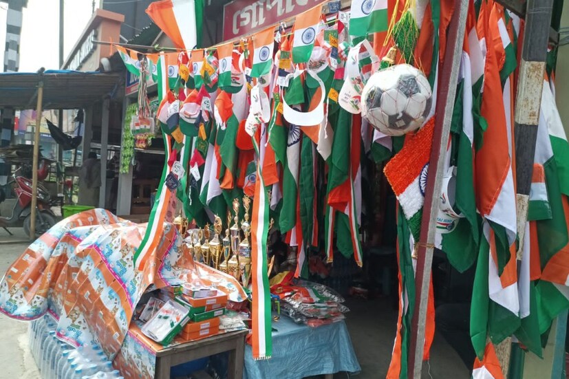 সকাল থেকেই রৌদ্রের প্রকোপ বেশি রয়েছে। আকাশে বৃষ্টির দেখা নেই। তাই বিভিন্ন দোকান গুলিতে তেরঙার রঙের টুপি ও স্বাধীনতা দিবসের বিভিন্ন আকর্ষণীয় টুপি বিক্রি হচ্ছে। (ছবি ও তথ্য - সার্থক পন্ডিত) (Sarthak Pandit)