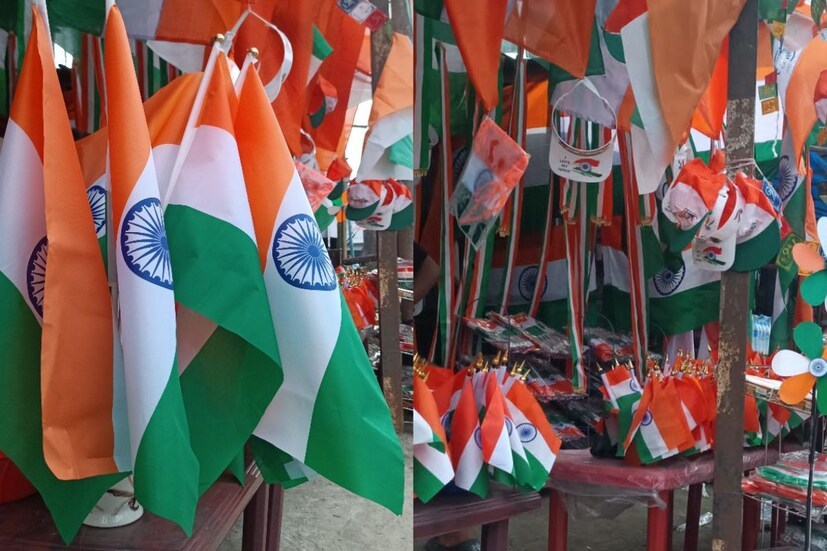 স্বাধীনতা দিবসের বেশ কিছুদিন আগে থেকেই বিভিন্ন দোকানের মধ্যে রকমারি জিনিসের সম্ভার দেখা মিলে ছিল। এর মধ্যে মূলত মহিলাদের বিভিন্ন রকমারি গয়নার সামগ্রী চাহিদা ছিল সবচেয়ে বেশি। (ছবি ও তথ্য - সার্থক পন্ডিত)