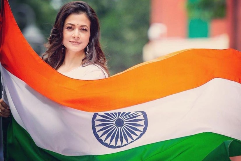 হাতে তেরঙ্গা পতাকা, মুখে মিষ্টি হাসি, সাদা পোশাকে স্নিগ্ধ কোয়েল মল্লিক।