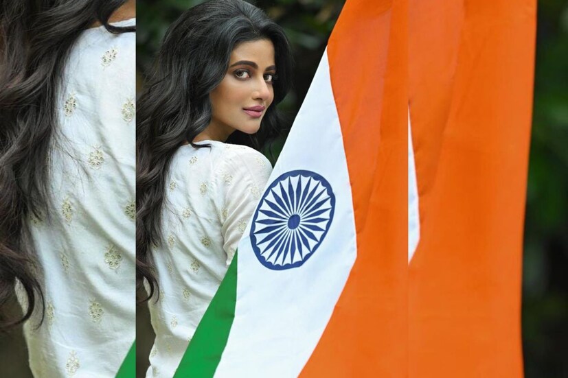 সাদা পোশাক, ঠোঁটে হালকা হাসি দেশের পতাকা হাতে মিষ্টি মেয়ে ঊষসী রায়।